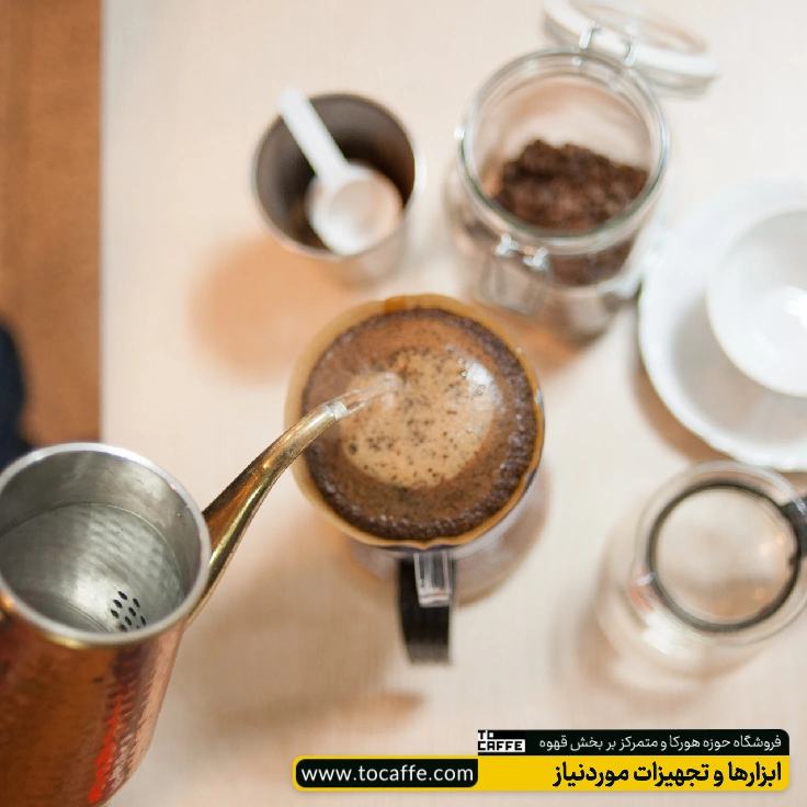 اضافه کردن آب جوش به یک فنجان فهوه دمی