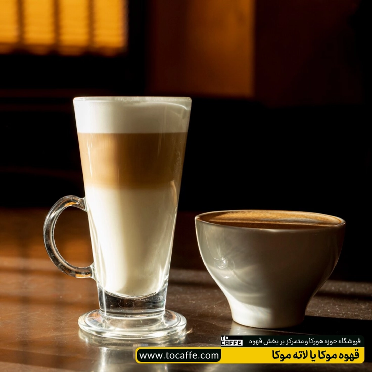 دو فنجان پر از موکا با تزئین کف شیر و پودر شکلات
