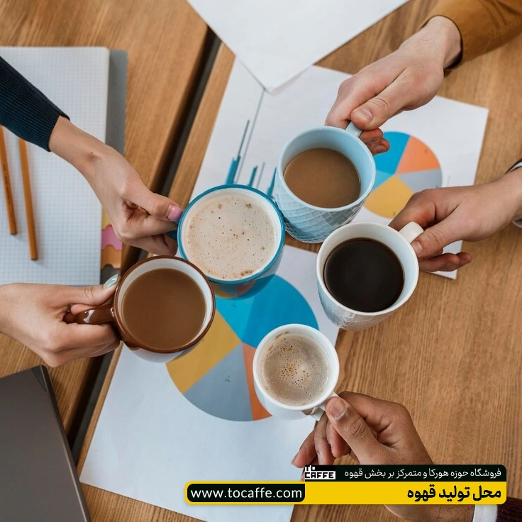 تعدادی فنجان پر از انواع قهوه کنار یکدیگر قرار گرفته