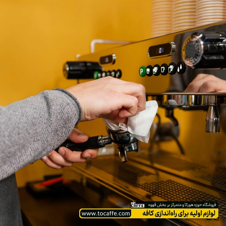 در حال تهیه اسپرسو با استفاده از دستگاه اسپرسو ساز