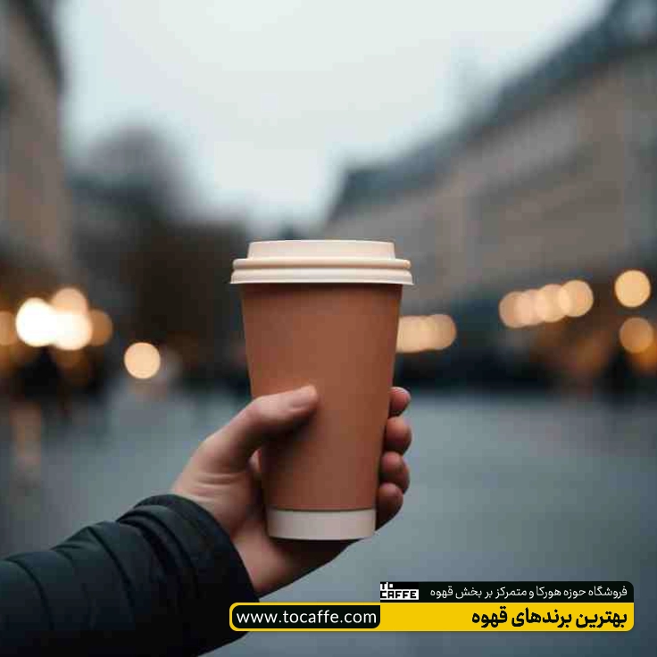یک لیوان قهوه با نمای پشت زمینه تار