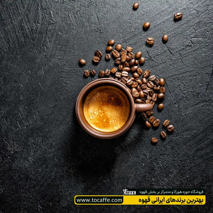 یک فنجان قهوه از نمای بالا که در اطراف آن تعدادی دانه قهوه ریخته شده است