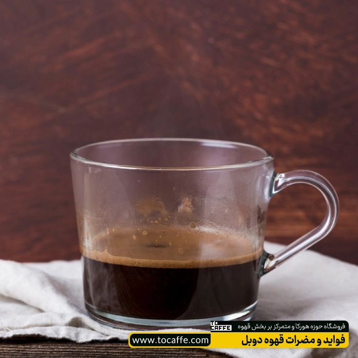 یک فنجان نصفه از قهوه دوبل