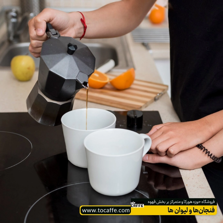 باریستا در حال ریختن قهوه درون لیوان است
