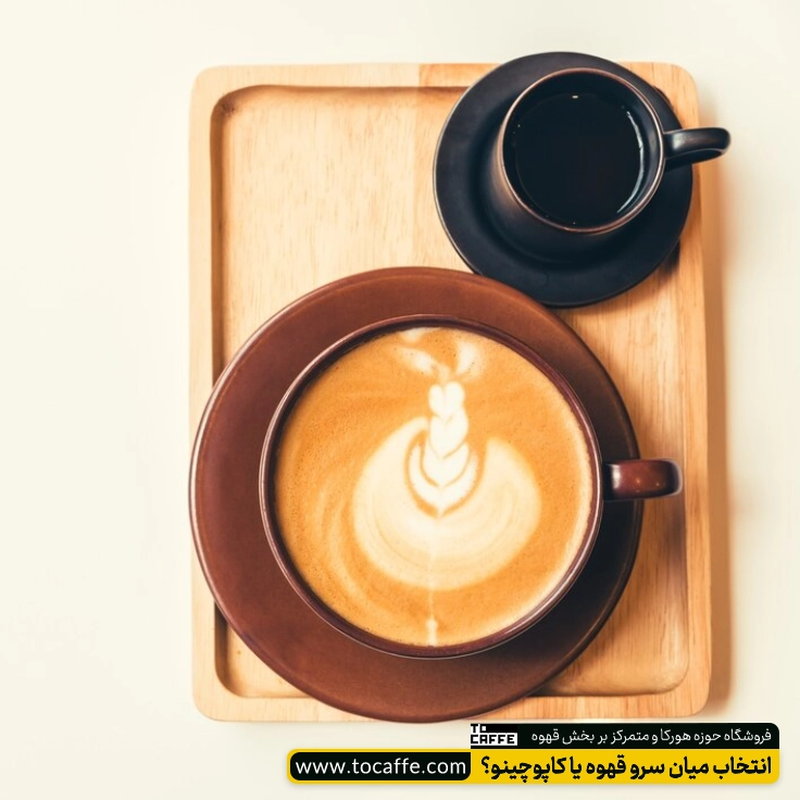 یک شات قهوه و یک فنجان کاپوچینو درون یک سینی قرار دارند.