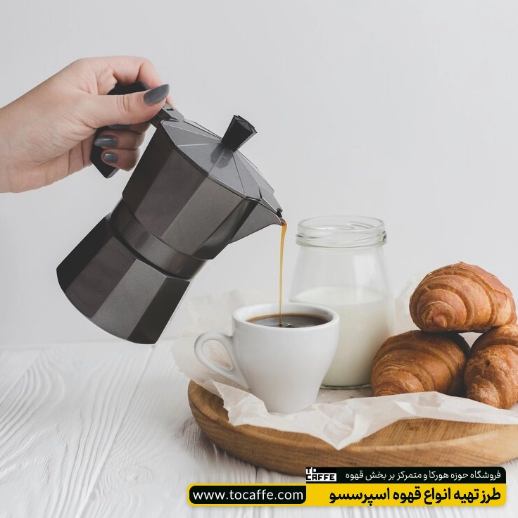 فردی در حال پر کردن یک فنجان قهوه اسپرسو است